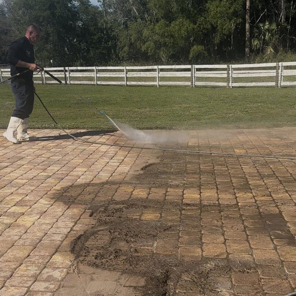 Bright, freshly cleaned South Florida home with a spotless driveway